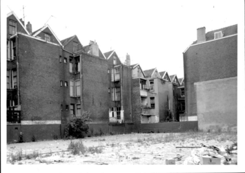 1986-406 Gezicht op de Drievriendenstraat met de achterzijde van de huizen aan de Coolsestraat.