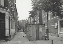 1986-421 Gezicht op de Akeleistraat, vanaf de Zijdewindestraat. Op de achtergrond de Henegouwerlaan.
