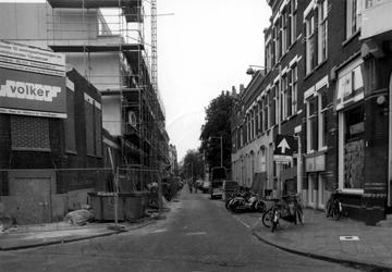 1986-423 Gezicht in de Tiendstraat, gezien vanaf de Henegouwerlaan. Op de achtergrond zien we het Tiendplein of de ...