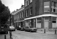 1986-439 Gezicht op de zuidzijde van de Singelstraat vanuit de Coolsestraat.