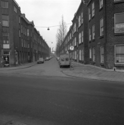 1986-481 Bootsmansstraat gezien vanaf de Hudsonstraat. Op de achtergrond de Blokmakersstraat.