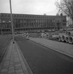 1986-493 Het politiebureau aan het Marconiplein nummer 10. Op de voorgrond het fietspad van de Schiedamseweg.