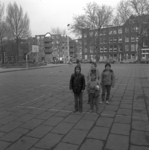 1986-516 Een groepje kinderen in het Bospolderplein. Op de achtergrond hoek van de Bospolderstraat - Rosier ...