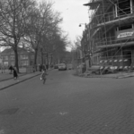 1986-520 Bospolderplein met rechts huizen op de hoek van de Catharina Beersmanstraat in renovatie.
