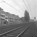 1986-689 De spoorbaan Rotterdam-Dordrecht tussen de stations Rotterdam-Zuid en het Rotterdam-Centraal, en de achterkant ...