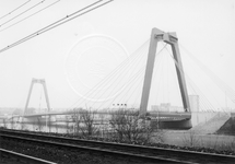 1986-719 De Willemsbrug over de Nieuwe Maas met aan de overzijde de Oosterkade, gezien vanaf de treinspoorbaan op het ...