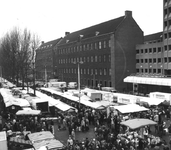 1986-753 Markt aan de Binnenrotte naast het spoorwegviaduct.