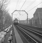 1986-759 De spoorbaan Rotterdam-Dordrecht tussen de stations Rotterdam-Zuid en het Rotterdam-Centraal. Een naderende ...