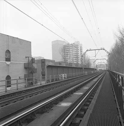 1986-775 De spoorbaan Rotterdam-Dordrecht tussen de stations Rotterdam-Zuid en het Rotterdam-Centraal, ter hoogte van ...