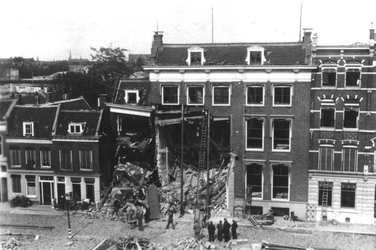 1987-136 Gezicht op door een voltreffer van 17-8-1941 getroffen huis en naastgelegen pand aan de Schiekade nr. 164 en ...