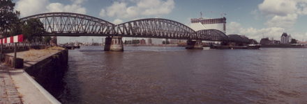 1987-1737 Gezicht vanaf de Maaskade op de Nieuwe Maas met de spoorbrug.