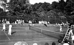 1987-1966-TM-1970 De Rotterdamsche tenniskampioenswedstrijden:Van boven naar beneden gezien:1966: Tijdens de De ...