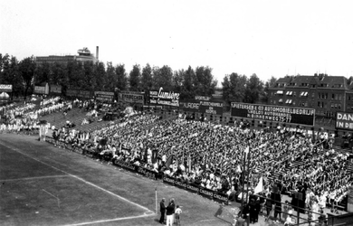 1987-1978 Gezicht op een gymnastiekdemonstratie op het Spartaterrein. In het Spartastadion. Op de achtergrond de Van ...