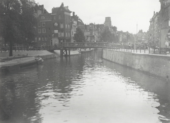 1987-2000 De Delftsevaart met de Galerijbrug, rechts het Haagseveer.