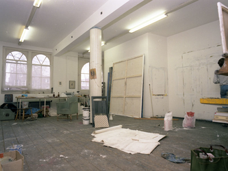 1987-2277 Interieur atelier Otto Egberts in het voormalige fabrieksgebouw van de firma Henkes (distilleerderij) aan de ...