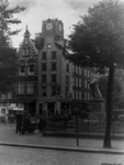 1987-250 De Grote Markt met het standbeeld van Erasmus; met de toren van de Sint-Laurenskerk op de achtergrond. Aan de ...