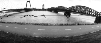 1987-2603 Gezicht vanaf het Bolwerk op de Nieuwe Maas met links de Willemsbrug, rechts de spoorbrug en tussen de ...