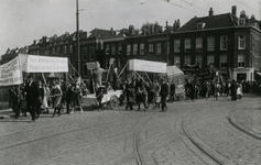 1987-2708 Een demonstratie tegen drankmisbruik in de Crooswijksekade, hoek Jonker Fransstraat.