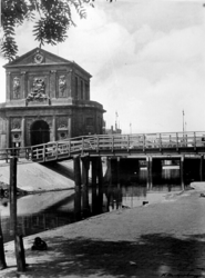 1987-295 De Delftse poort met de Galerijbrug vanaf de Delftsevaart.