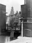 1987-298 Meentbrug over de Delftsevaart, op de achtergrond de toren van het stadhuis.