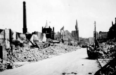 1987-708 Gezicht in de door het Duitse bombardement van 14 mei 1940 getroffen Aert van Nesstraat.