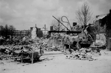 1987-714 Restanten van panden aan de Schiedamsedijk na het Duitse bombardement van 14 mei 1940.