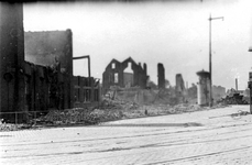 1987-745 Gezicht op de door het Duitse bombardement van 14 mei 1940 getroffen Goudsesingel aan de noordzijde. Ter ...
