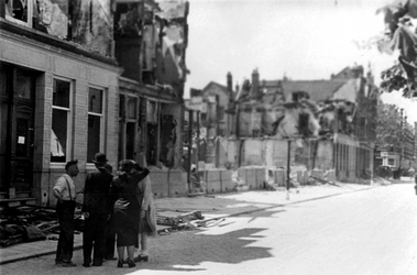 1987-750 Gezicht op de door het Duitse bombardement van 14 mei 1940 getroffen Noordsingel. Met verwoeste huizen en ...