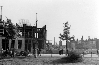 1987-755 Gezicht op de door het Duitse bombardement van 14 mei 1940 getroffen Noordsingel. Met verwoeste huizen, Als ...