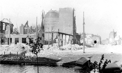 1987-7734 Restanten van gebouwen aan de Mauritsweg bij de hoek van de Aert van Nesstraat, na het Duitse bombardement ...