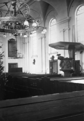 1987-82 Interieur Hoflaankerk met kansel en kroonluchter aan de Hoflaan.