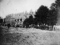 1987-856 Historische optocht te Delfshaven tijdens de kroningsfeesten in augustus/september 1898. De stoet opgesteld ...