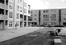 1988-1230 Betegelen van het Johannes de Vouplein met op de achtergrond de Hendrick Sorchstraat.