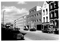 1988-1235 Gezicht in de Duivenvoordestraat met op de achtergrond het recreatiecentrum Oostervant. Gezien vanaf 1e ...