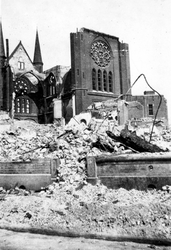 1988-1809 Gezicht op de door het Duitse bombardement van 14 mei 1940 getroffen r.k. kerk van Sint Antonius van Padua ...