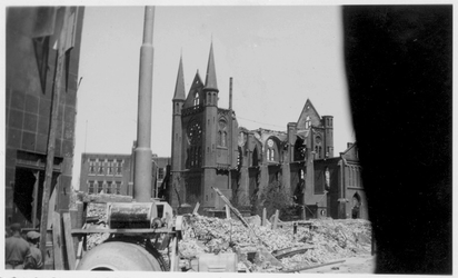 1988-1811 Gezicht op de door het Duitse bombardement van 14 mei 1940 getroffen r.k. kerk van Sint Antonius van Padua ...