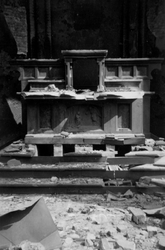 1988-1812 Gezicht in de door het Duitse bombardement van 14 mei 1940 getroffen r.k. kerk van Sint Antonius van Padua ...