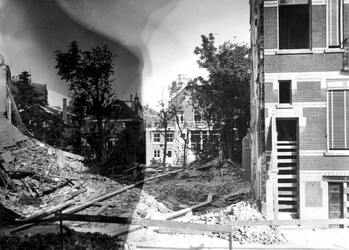 1988-2 Restanten van huizen aan de Willebrordusstraat met nrs. 32-38, na het Duitse bombardement van 14 mei 1940. ...