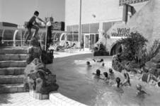 1988-2122 Zwembad Tropicana met interieur.