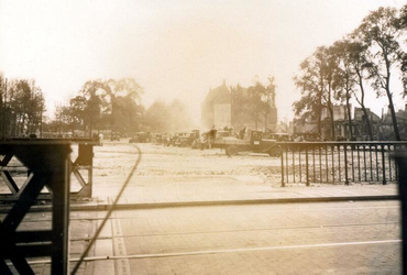 1988-24 Puinresten na het bombardement van 14 mei 1940. Gezicht op de Blaak, ter hoogte van de Keizersbrug. Uit het ...