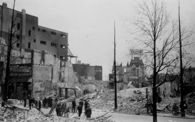 1988-29 Restanten van gebouwen aan de Houttuin als gevolg van het Duitse bombardement van 14 mei 1940. Gezien vanaf de ...