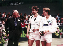 1988-3005 Huldiging winnaar ABN tennistournooi., Prins Bernhard reikt de eerste prijs uit aan de winnaar van het ABN ...