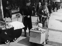 1988-3065 Vrouwen met kinderwagens in de Vierambachtsstraat.
