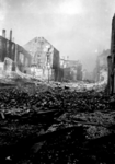 1988-61 Gezicht in de door het Duitse bombardement van 14 mei 1940 getroffen Almondestraat. Als gevolg van het ...