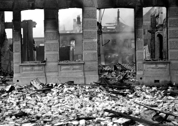 1988-62 Gezicht op de door het Duitse bombardement van 14 mei 1940 getroffen Noordsingel. Als gevolg van het ...