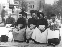 1988-640 Oude vrouwen op een bankje aan de Coolsingel. Op de achtergrond het Calandmonument.