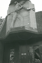 1988-75 Gezicht in de door het Duitse bombardement van 14 mei 1940 getroffen Hofdijk met. beeldhouwwerk boven de deur ...