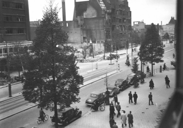 1988-86 De Coolsingel met uiterst links o.a. hotel Atlanta bij de Aert van Nesstraat, na het Duitse bombardement van 14 ...