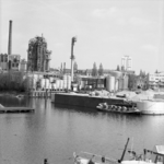 1988-955 Middenkous met fabriek Kortma & Schulte, in de richting van de Achterhaven.