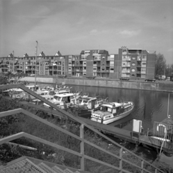 1988-958 Aanlegplaatsen van de watersportvereniging Oud Delfshaven in de westelijk deel van de Middenkous.